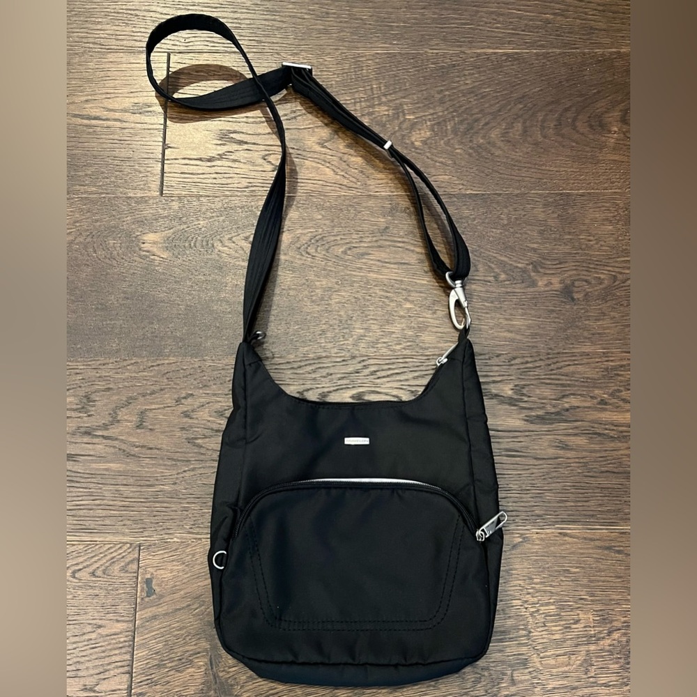 Travelon Anti-Theft Classic Essential Messenger Bag